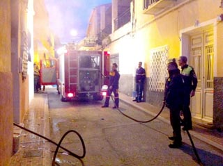 Incendio en una vivienda de la calle Las Parras a causa de un cortocircuito